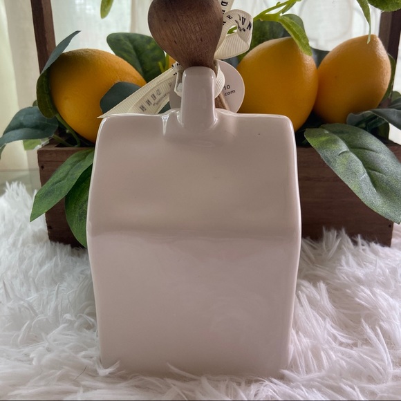 Rae Dunn Salt Birdhouse holder - Picture 4 of 5